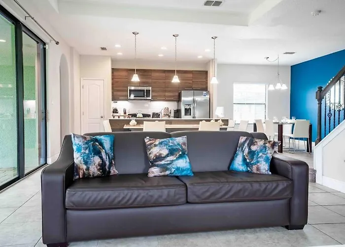 Spacious 6Bdrm Villa Near All The Attractions!!