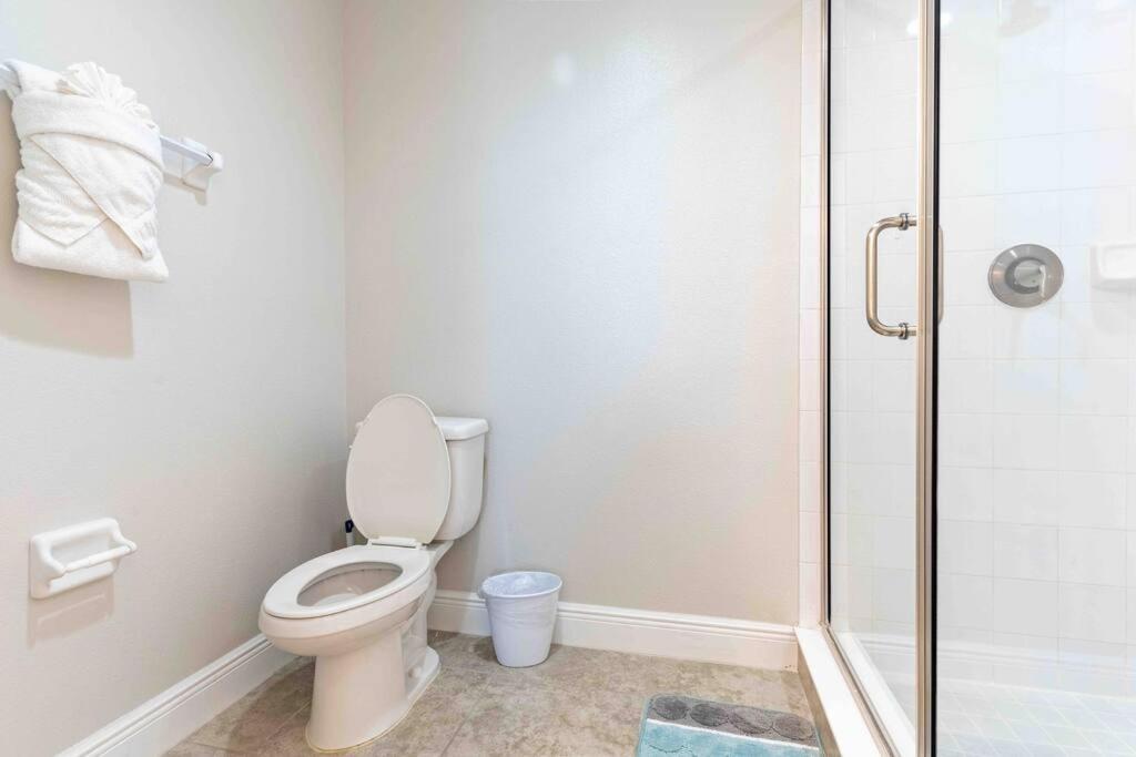 Spacious 6bdrm Near The Attractions!! Villa