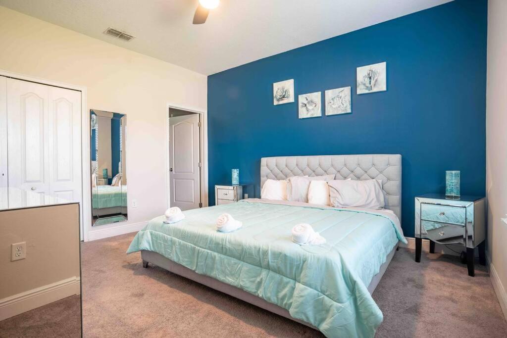 Spacious 6bdrm Near The Attractions!! Villa *